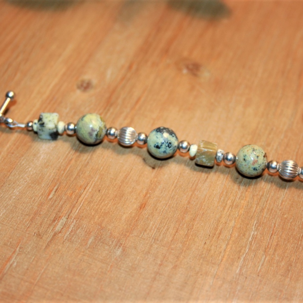 Green and silver beaded bracelet - Picture 2 of 4